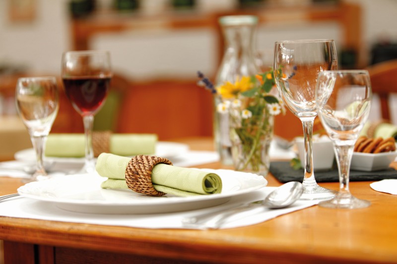 tisch essen restaurant teller wein rotwein glas serviette
